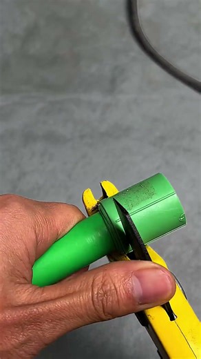 没想到接不上水管还能这样做，老电工自制活接的手法简直是高技术含量 #diy #diy #电力