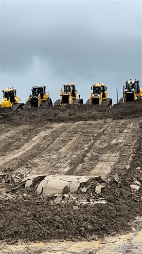 Mega earthmoving with the Bulldozer Big Push by Caterpillar, Komatsu and Shantui dozers at CQMS 25 construction and quarry machinery show in Ireland earlier this year at Molloy’s Quarry. #heavyequipment #dozer #bulldozer #earthmoving #constructionequipment @machinery movers magazine @Finning @McHale Plant Sales @HML Plant Sales