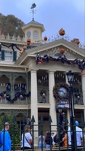 Haunted Mansion Holiday | Disneyland 🏰👻Riding Haunted Mansion Holiday at Disneyland is a uniquely fun and spooky experience that fans eagerly await all year long! The classic Haunted Mansion gets a complete, thrilling makeover inspired by Tim Burton’s The Nightmare Before Christmas, and the transformation is absolutely incredible. From the moment you see the gingerbread house in the ballroom to the festive decorations and appearances by Jack Skellington, Sally, and Oogie Boogie, every part of 