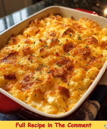 Dolly’s Easy 5-Ingredient Chicken Bake Shredded chicken, creamy sauce, melty cheddar, and a golden cracker topping — a quick, old-fashioned casserole that tastes like home! Ingredients 3 cups shredded cooked chicken 1 can (10.5 oz) cream of chicken soup 1 sleeve buttery round crackers, crushed ..... Recipe in First Coʍmеոτ 💬👇 | Random Recos