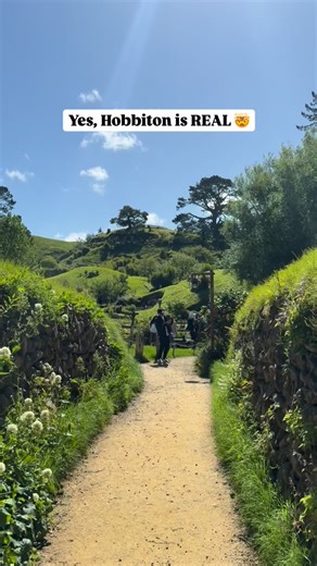 Adventure travel & real stories | Inspiring you to explore more on Instagram: "🇺🇸☘️ Yes… Hobbiton is actually real — and it’s even better than in the movies. I joined the 2h30 Hobbiton Movie Set Tour (≈120 NZD) and honestly… it felt like stepping straight into Middle-earth. You walk through the Shire, see dozens of hobbit-holes, and even step inside a real Hobbit home where you can touch everything — chairs, books, kitchen tools… it feels lived-in and magical. The tour starts with a shuttle fr