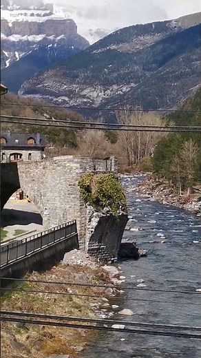 Broto atravesado por el rio Ara
