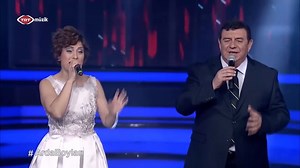 “Kızılcıklar oldu mu, selelere doldu mu? Gönderdiğim çoraplar ayağına oldu mu?”🤔 😊 Şükriye Tutkun ve Rüstem Avcı’nın Rumeli ezgilerini icra ettiği “Arda Boyları”, bu gece 22.15’te TRT Müzik’te. | TRT Müzik