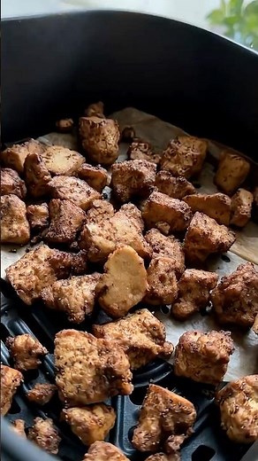 If you’ve ever struggled to get your tofu super crispy, this air fryer method is for you!