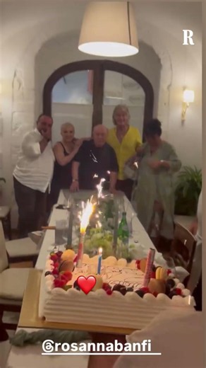 Ronn Moss canta 'Tanti auguri' a Lino Banfi al ristorante per il suo 90esimo compleanno