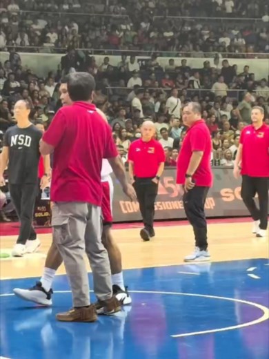 No 'hi' or 'hello' as Rain or Shine coach Yeng Guiao and Ginebra team governor Alfrancis Chua leave the floor during the halftime break 😀 #PBAPlayoffs #PBA50