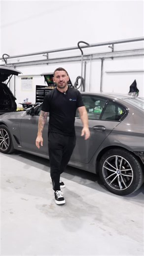 It’s important to blend adjoining panels when replacing and painting new parts but why? Andy walks us through the reasons behind the blend on this BMW repair. 👀🚘 #paintprep #autobodyrepair #carpainting #carrepairs #bumperrepair #bmwuk #staccidentrepair | ST Accident Repair Centre