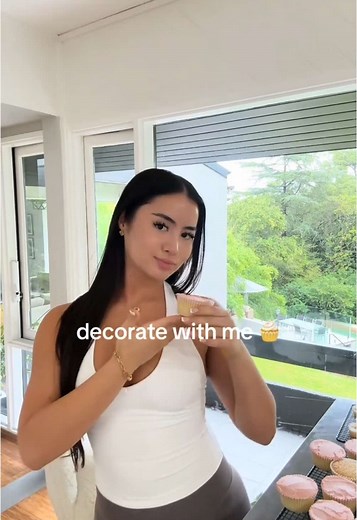 Decorate With Me: Flower Cupcakes and Sweet Designs