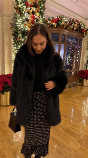 dana on Instagram: "didn’t think I’d ever say i sewed my own faux fur coat, but here we are!! uh, is this the coolest project ever??? I can’t get over how realistic the fur looks & feels. need an apres ski moment asap! made with long pile recycled polyester faux fur from @moodfabrics (# 446638) that just officially launched today! and a vintage McCalls fur coat pattern from Etsy . . . . #sewistsofinstagram #memade #madewithmood #sewsewsew #slowfashion #diyfashion #sewist #pinterestgirl #sewingpr