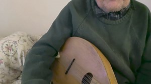 Tadeusz Grabowski (ur. 1921 w Wiźnie, województwo podlaskie), lutnik, twórca skrzypiec, mandolin, poeta, kompozytor. W czasie okupacji cudem ocalał, zaś pierwsze skrzypce wykonał w 5 klasie szkoły podstawowej. Chociaż muzyka i instrumenty towarzyszą mu od najmłodszych lat, to na prawdziwej scenie pojawił się dopiero w 2016roku. "Cieszę się, że mogę pośpiewać, zagrać, zarecytować wiersz" Piękne, nieprawdaż? | Paweł Hulajnoga