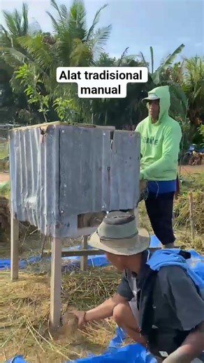 alat tradisional manual #sawah #viral #pertanian #teknikpertanian #youtubeshorts #fyp #fypシ