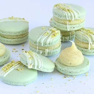 4.2K views · 64 reactions | Recipe in comments ⬇⬇⬇ These Pistachio French Macarons have crisp, delicate shells with a chewy inside and a nutty flavor. The creamy pistachio ganache adds a rich taste to each bite. Topped with white chocolate and ground pistachios, they look as good as they taste. | Cupcake Savvy | Facebook