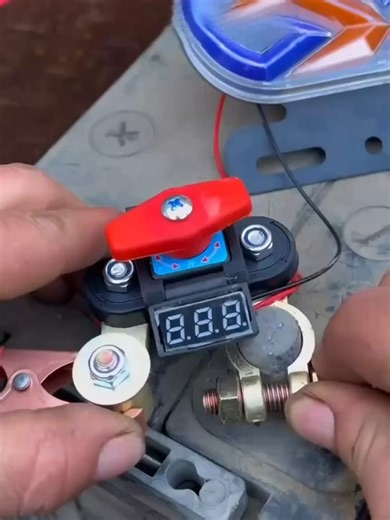 Never worry about a dead car battery again! 🔋🚗 This power cut-off switch lets you disconnect your battery in seconds — perfect for storage, anti-theft, and saving power! Easy to install and super reliable. Grab yours now before it’s gone! 🔧👇 #CarHacks #AutoParts #carmaintenance #MechanicTips #CarAccessories