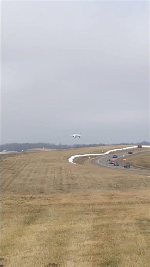 Frontier airlines a321 arriving at kcvg