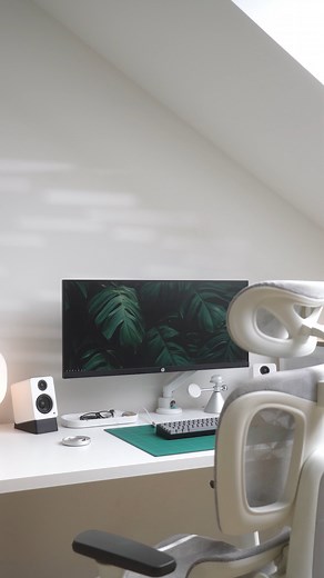 Boris on Instagram: "Super easy way to have a transparent taskbar  #desksetup #homeoffice #minimalsetup"