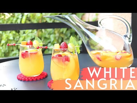 The Perfect summer cocktail: WHITE SANGRIA recipe (easy & delicious!)