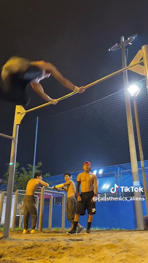 Never give up💯. Calisthenics_alien:kong_swc👽 #calisthenics #dynamics #360 #workout #training #public #nevergiveup #fyp