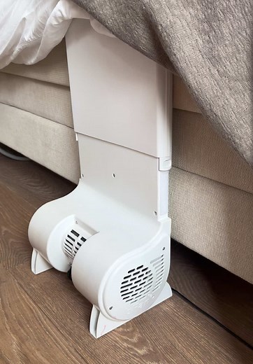 POV: je denkt dat het ‘gewoon warm’ is tot je bFan thuis probeert. Ik zweer, dit ding is magisch😴😴 Check: bfan.nl #pov #koelslapen #menopauzehack #bfan#TikTokMaakteMeHetKopen#TikTokMadeMeBuyIt #CoolGirlHack #LifeChanging
