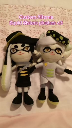 I got more Squid Sisters plushes!!! These ones are felt customs of them in their Alterna outfits!! #splatoon #splatoon3 #squidsisters #callie #marie #callieandmarie #callieplush #marieplush #squidsistersplush #splatoonplush #nintendo #videogames #fyp