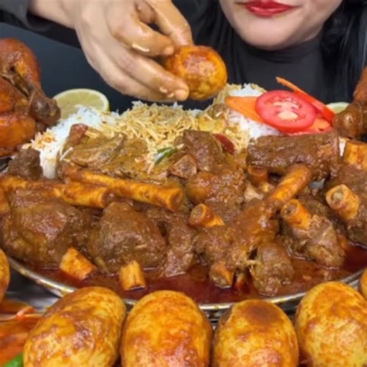 ASMR EATING: SPICY MUTTON CURRY WITH BASMATI RICE #asmreating #mukbangasmr #asmr #eating #food#short