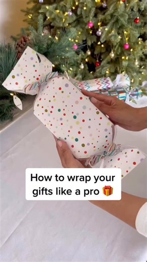 Candy gift wrapping 🍬🎀 The cutest Christmas wrapping idea — so simple and so festive! 🤩✨ Save this for your holiday gift inspo 🎄💖 #christmaswrapping #giftwrappingideas #holidaydiy #christmasgifts #wrappinghack #festiveideas #christmas #easycrafts #giftinspo #candy #asmr | BraidedBestie