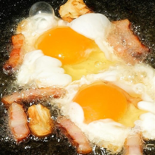 【食パンにのせるだけで飛ぶぞ♡】食卓がお祭り騒ぎになる！簡単無限トーストレシピ / Aglio e Olio Egg Toast レシピはこちら！https://www.buzzfeed.com/jp/kazunoritakeda/aglio-e-olio-egg-toast | Tasty Japan