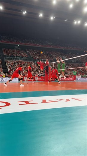 Japan Volleyball Association on Instagram: "#エムットマッチ2025 Powered by ＭＵＦＧバレーボール男子世界選手権壮行試合🏐 #石川祐希 選手のスパイクは レシーバーを弾いてコート外へ💪🏻 第3セットもブルガリアが取り、 試合は1ー2で第4セットへ‼️ #バレーボール男子日本代表 #7日は地上波TBS系列生中継 #UNEXTで全試合生配信"