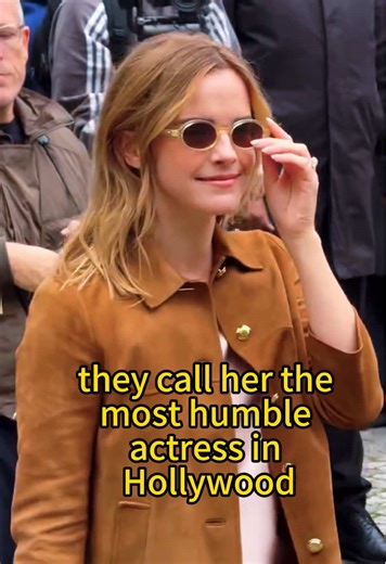 Emma Watson, despite appearing to be one of Hollywood's most successful actresses, has a net worth of $90 million and is a United Nations ambassador. #celebrities #emmawatson #harrypotter #sabiasque #hollywood