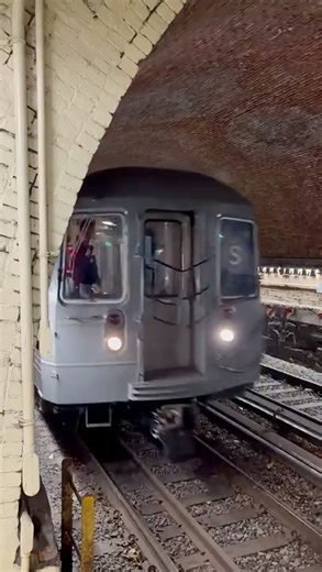 New York Subway: R68 on the shuttle approaching Botanic Garden