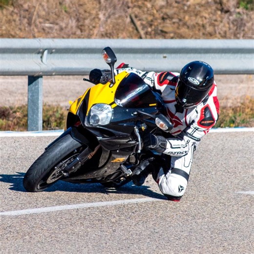 Quieres mejorar en moto? Muchos estáis pidiendo consejos, sea de conducción de manejo o similar. Lamentablemente en este mundo hay más cuñaos que tornillos y gente que lleva uno o dos años en moto se pone a dar consejos por las redes sociales, alucino. Entonces el mejor consejo que os puedo dar, es que vayáis a hacer un curso de conducción, a ser posible de conducción deportiva. “Pero yo no quiero ir rápido”; da igual que tu objetivo no sea ese, si el día de mañana tienes un susto o un imprevist