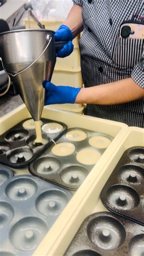 リスボン都島@40年続くパティシエ一族の末裔 on Instagram: "268円が半額の134円 リンクのLINEお友達追加してから お越し下さいませ♡ みんなに少しでもお菓子を食べてもらいたくて焼きたてドーナツ半額セールします！ お仕事帰りの心の栄養にして下さいませ♥ #大阪市 #都島 #焼き立て #セール #１０月"