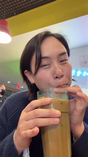 Rachel Lo on Instagram: "#ad i picked one of the loudest places i could think of to test out the @dji Mic Mini: a HK cafe on a sunday morning. When paired with the DJI mobile receiver — which captures way higher audio quality than a standard bluetooth connection — this duo makes the perfect vlogging/travel companion. I cannot stress how tiny the Mobile Receiver is!! It’s perfect if you’re like me and still a little shy about filming in public, and it can connect to two mics at once in case you n