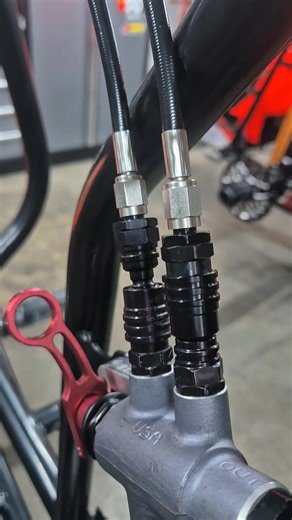 𝘽𝙄𝙏 𝙊𝙁 𝙒𝙄𝙉𝙂 𝙑𝘼𝙇𝙑𝙀 𝘼𝘾𝙏𝙄𝙊𝙉 🪽 Every wondered how a sprintcar wing moves? A sprintcar top wing moves by a hydraulic cylinder connected to a rear wing tree. When you pull on the red handle on this valve the wing will slide back via the hydraulic cylinder then will slide forward again when you push on the valve handle. The system is powered by the power steering and is plumbed directly into the hi-pressure power steering system. The top wing on a sprintcar is the only adjustable o