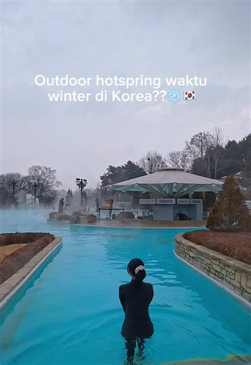 kalau lagi winter gini enaknya ke hot spring! bener-bener super relaxing & chill 🥹 bisa jadi date idea atau tempat yang bisa dikunjungin kalau ke Korea pas winter! ❄️ . . .📍lokasi ada di akhir video yaa! #livingabroad #hotspring #korean #indonesia #mixedfamily