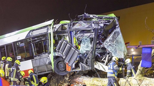Linienbus fährt gegen Baum: Fahrer eingeklemmt - Schwerer Unfall in Gelsenkirchen