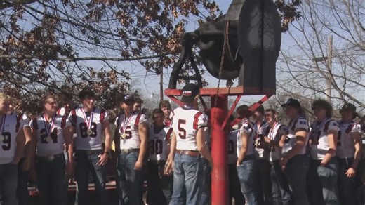 Reason to Smile: Hamilton ISD rings victory bell to celebrate 2A Division I football title
