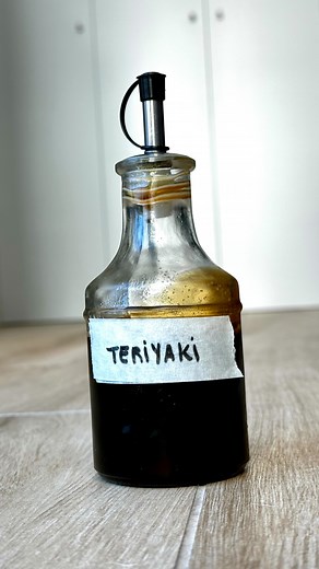 Salsa Teriyaki Casera 😏 👉 Receta completa con ingredientes y cantidades en mi web: cocinaconcoqui.com La salsa teriyaki casera es una de esas recetas básicas que merece la pena aprender. Se prepara con solo cuatro ingredientes —salsa de soja, mirin, sake y azúcar— y, en pocos minutos, tienes una salsa con ese toque dulce, salado y brillante que hace que cualquier plato sepa mejor. ¡Espero que disfrutes mucho el vídeo y la receta! ©️Cocinaconcoqui #cocinaconcoqui #salsateriyaki #teriyaki | Coci