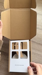 Hvordan kan en 🐤 forbedre din sundhed? Ved at gøre noget usynligt synligt. Indeluft fyldt med CO₂ kan påvirke din søvn, koncentration og velvære – uden at du lægger mærke til det. Birdie® måler CO₂-niveauet i rummet og reagerer, når luften bliver for dårlig. Når fuglen besvimer, er det tid til at åbne vinduet. Ingen skærme. Ingen komplicerede tal. Bare en fugl, der minder dig om at lufte ud. Birdie er flyttet ind hos @Interiorbydnd – og gør det nemt at huske frisk luft i en travl hverdag. 👉 Br