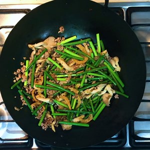 Mammafong Flat Bottom Carbon Steel Wok Pan - Authentic Hand Hammered Woks and Stir Fry Pans - 14" Pow Wok