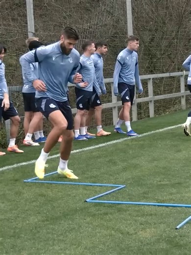 An activation circuit with SAQ and the ball should follow a clear progression. Start with a slower rhythm: • Coordination • Control • Technical precision Then gradually increase intensity until you reach game rhythm: • Speed • Explosiveness • Decision-making under pressure Activate progressively. Prepare intelligently. Arrive ready to play.