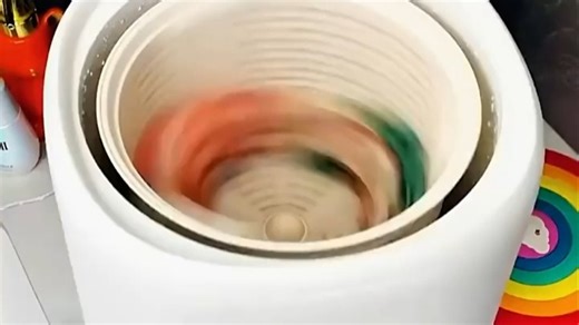 VCJ半全自动洗衣机操作简便，洗衣流程清晰易懂，适合日常家庭使用，省时省力，轻松解决衣物清洁难题。