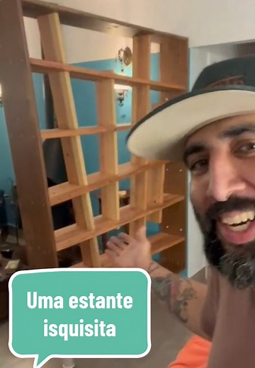 Criei uma estante bem diferentona e sob medida reaproveitando pranchas e caibros retirados de caçamba. #reutilizar #reciclar #sustentavel #madeira #marcenariacriativa | Ivan Astolfi