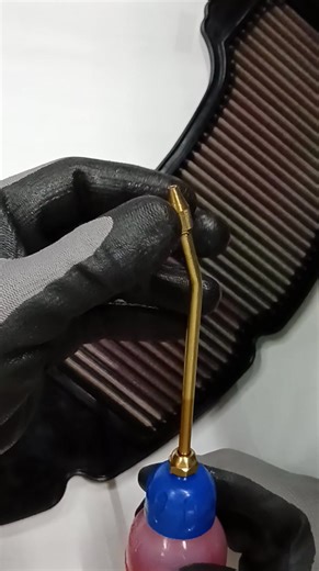 好用的 德國PRESSOL 油壺 📣 你可能沒聽過 Pressol，但你一定看過它的油壺🔧 來自德國、超過 100 年歷史的潤滑設備品牌 #Pressol，一直默默活躍在車庫、工廠與維修現場。不誇張，他們家的油壺、潤滑槍、加油槍幾乎成為業界標準。 它不是爆紅的潮品牌，也不搞浮誇包裝，但每個用過它的人都知道：這就是「會陪你十幾年」的工具。 #布斯特工具 #Pressol #德國製造 #工具控 #油壺神器 #DIY工具 #汽修人生 #garagevibes #潤滑神器 #百年品牌 | Booster Motorbike Studio 布斯特機車工作室Ktc Nepros Stahlwille Knipex Pb