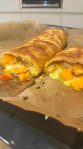 Kürbis-Lauchstrudel Ein köstliches Herbstgericht, das super schnell und einfach zubereitet ist. Probiert es unbedingt aus, und schreibt mir, wenn es euch geschmeckt hat 🥰 Zutaten 1 rechteckiger Blätterteig 500 g Hokkaido Kürbis 250 g Lauch halbe Zwiebel 200 g Käse nach Wahl Olivenöl Salz und Pfeffer Milch zum Bestreichen Kürbis in kleine Würfel schneiden. Lauch und Zwiebel klein schneiden und in einer Pfanne mit etwas Olivenöl anbraten. Die Kürbiswürfel dazugeben, für ein paar Minuten mitdünste
