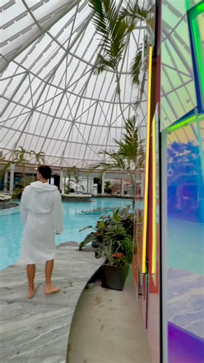 Therme Erding on Instagram: "Ein kurzer Knall und unsere modernisierte Therme ist da 💥🌴 Mit wem würdest du gern die neu gestaltete Therme entdecken oder hast du sie schon erlebt 🤔🩵 #thermeerding #worldslargestspa"