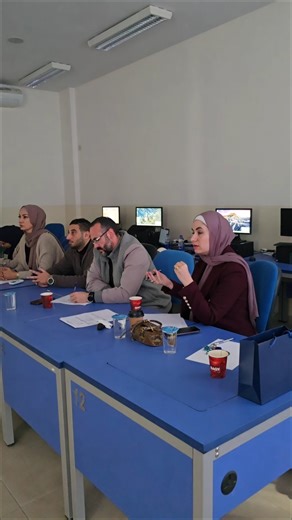 قسم تكنولوجيا الوسائط المتعددة والجرافيك في الجامعة العربية المفتوحة – الأردن يناقش مشاريع تخرج طلبته اختتم قسم تكنولوجيا الوسائط المتعددة والجرافيك في الجامعة العربية المفتوحة – الأردن مناقشة مشاريع تخرج طلبته، وذلك ضمن متطلبات استكمال مساق مشروع التخرج، وبحضور لجان تحكيم أكاديمية متخصصة. وجاءت المشاريع تحت إشراف رئيس القسم الدكتور بهاء الدين مصطفى والدكتورة شهد حميض، كما شاركت في لجنة التحكيم الداخلية كل من الدكتورة ريهام الدوخي والأستاذة شادية الهندي، حيث أشادوا بمستوى الأعمال المقدمة من حيث 