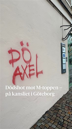 Entrén till Moderaternas partikansli i Göteborg vandaliserades natten mot måndagen. En ruta var krossad och på väggen hade någon sprejat orden ”Dö Axel”, vilket partiet uppfattar som ett hot mot gruppledaren Axel Josefson (M). Läs mer här: https://www.gp.se/politik/dodshot-mot-m-toppen-axel-josefson-pa-kansliet-i-goteborg-.17973e5d-3aa4-4f32-971a-6ceb7a77e0b2 | Göteborgs-Posten