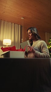 Die festliche Jahreszeit lädt ein zum Glänzen, Genießen und Sich-schön-Fühlen. Ob schimmernde Stoffe, glitzernde Details oder edle Verzierungen – unsere festlichen Looks verleihen jedem Anlass einen besonderen Zauber. Entdecke Mode, die strahlt – und Momente, die in Erinnerung bleiben bei PETER HAHN. ✨ | Peter Hahn Modewelt