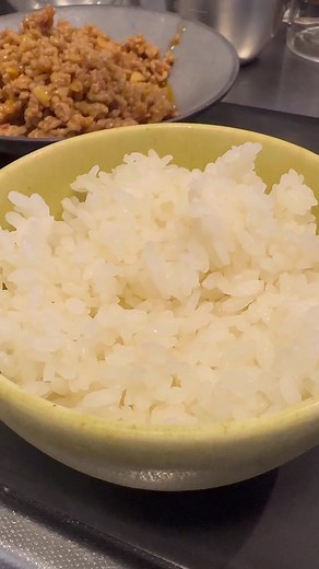 【簡単】常備しておきたい旨すぎる肉味噌✨ 【材料】 豚ひき肉…..200g ニンニク…..10g 生姜…..10g ごま油…..大さじ1 コチュジャン…..小さじ2 豆板醤…..小さじ1 味噌…..大さじ1 鶏がらスープの素…..小さじ1 砂糖…..小さじ2 水…..大さじ2 ▪️焼きそば、パスタ、うどんと和えても美味しいです #肉味噌#簡単レシピ #レシピ動画