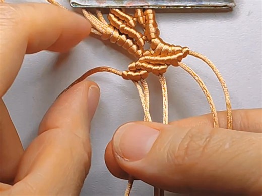 Design Macrame Folhas 🌿✨ #braceletmacramé #macrameartesanal #macramecommunity #macramedecoration #macrameworld #macramemakers #macramebrasil #macrame #macramelove #macrameart #macramedecor #macrame | Criativa Macrame